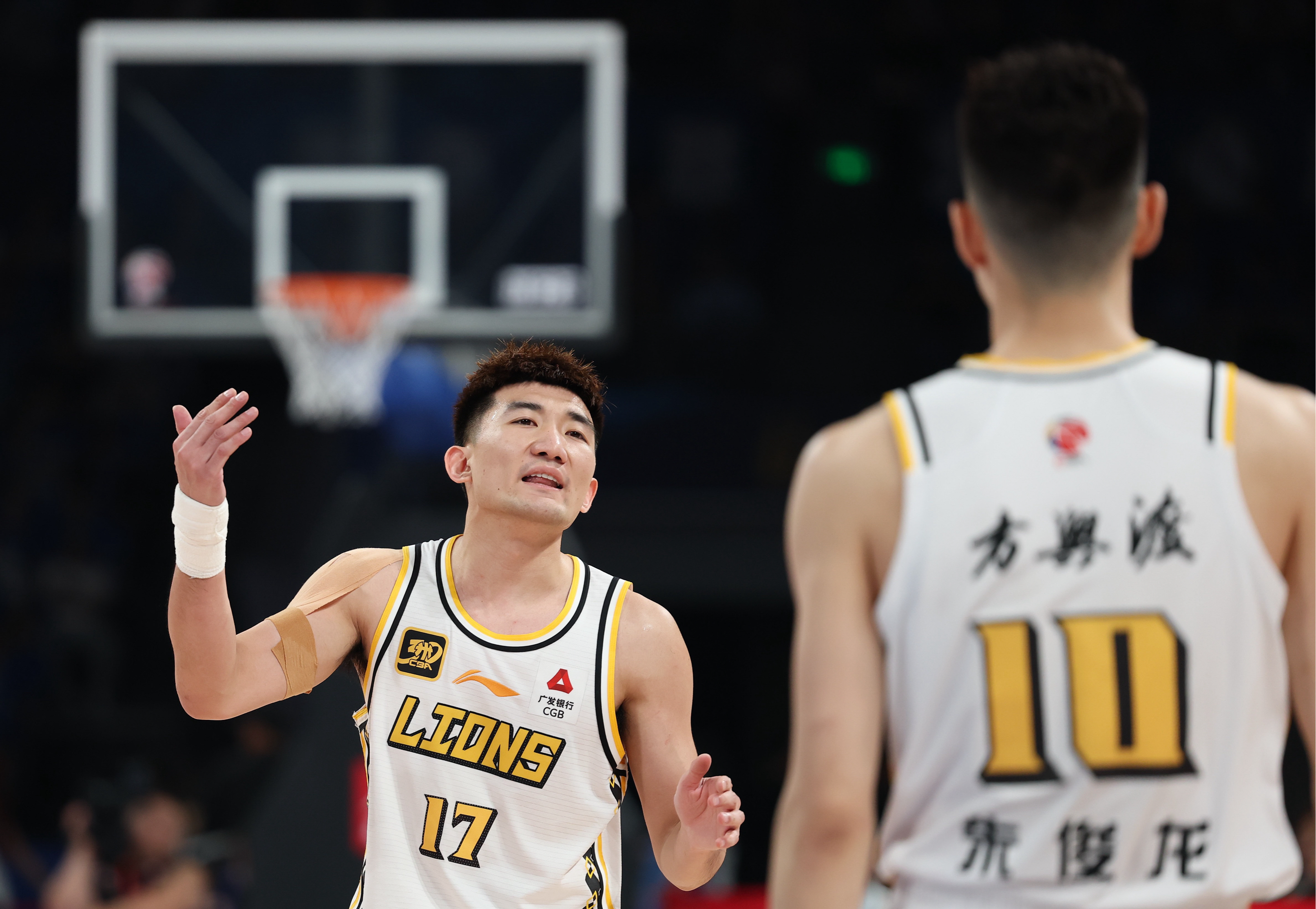 包含球员团结奋战，为球队夺得关键比赛的词条